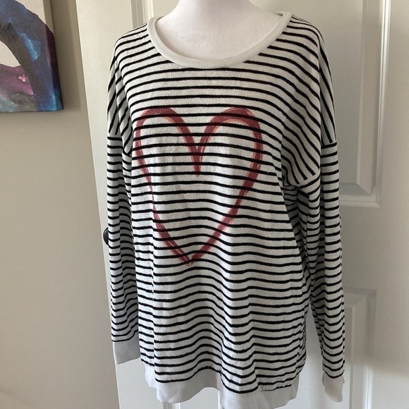 Simple a large sweatshirt heart black and white stripes - Picture 4 of 12
